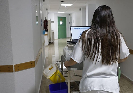 Una enfermera, durante su jornada de trabajo.