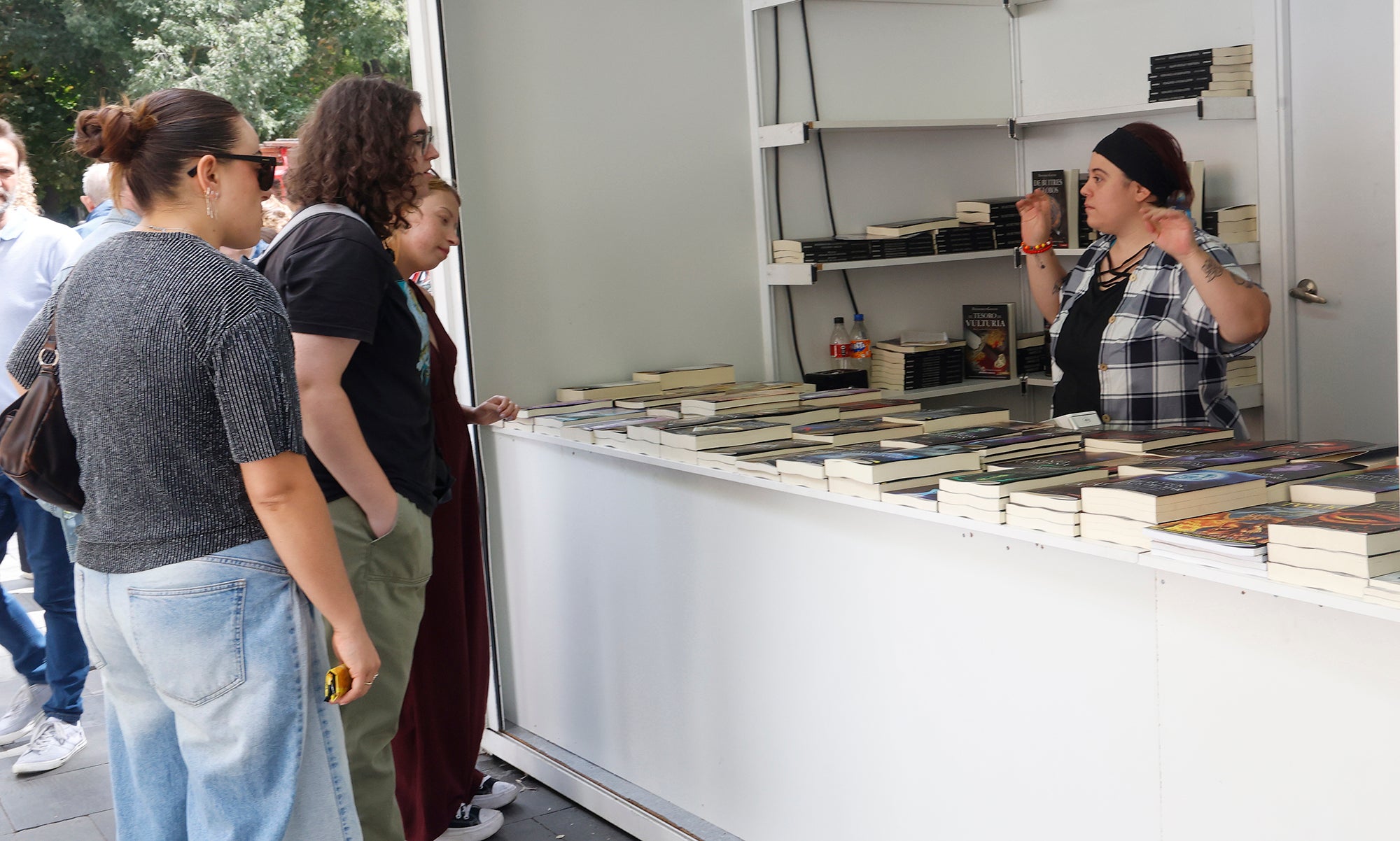 La Feria del Libro llena el Salón de literatura e historias