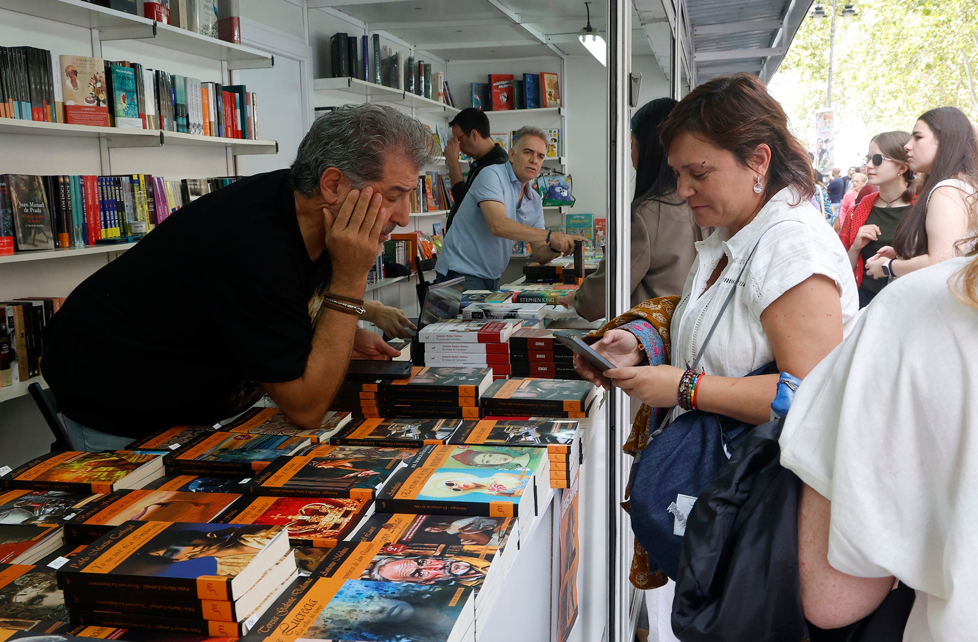 La Feria del Libro llena el Salón de literatura e historias