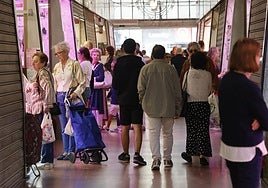Clientes en la Plaza de Abastos.