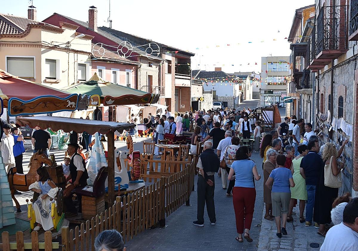 Visitantes disdrutando de la Feria de los Oficios de Villanubla
