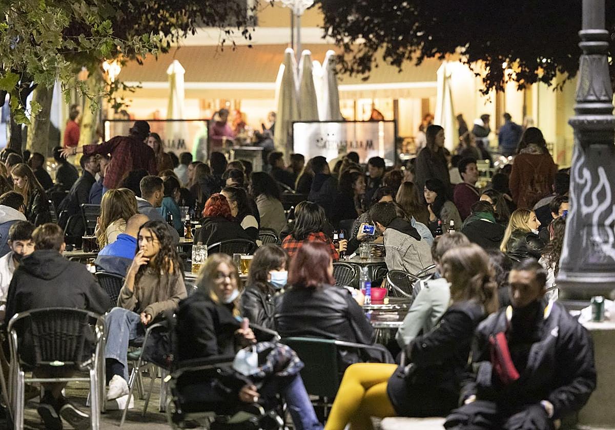 Jóvenes en las terrzas de Cantarranas.