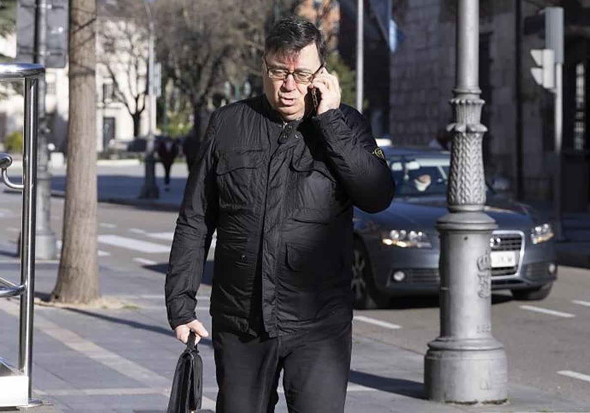 Rafael Delgado a su llegada a la Audiencia Provncial durante el juicio de la Perla Negra, por el que ha sido condenado a dos años y medio de prisión.