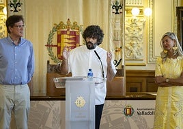 José María Esbec, en su presentación como gerente del Teatro Calderón, junto a la concejala de Educación y Cultura, Irene Carvajal.