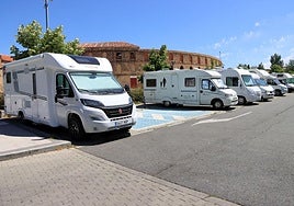 Autocaravanas en el entorno de la plaza de toros de Segovia.
