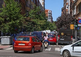 Coches y motos circulan por la calle Cervantes en una imagen de archivo.