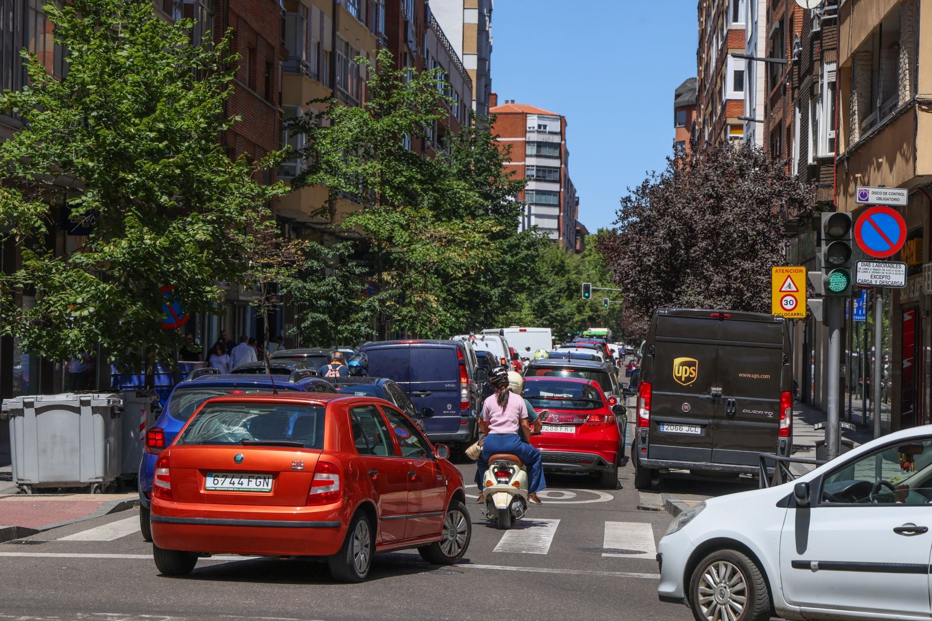 Coches y motos circulan por la calle Cervantes en una imagen de archivo.