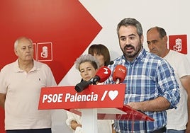 Jorge Ibáñez, alcalde de Cervera, abre la rueda de prensa, contra la gestión de incendios de la Junta.