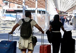 Viajeros en la estación de autobuses de Valladolid, durante esta mañana.