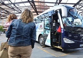 Usuarios esperan para subir a un autobús en la estación de Valladolid.