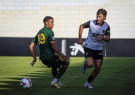 Sergi Canós, en una acción con la camiseta del Valencia CF.