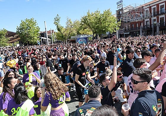 Jóvenes celebran la colocación de la bandera, inicio de las fiestas de San Antolín en Medina del Campo