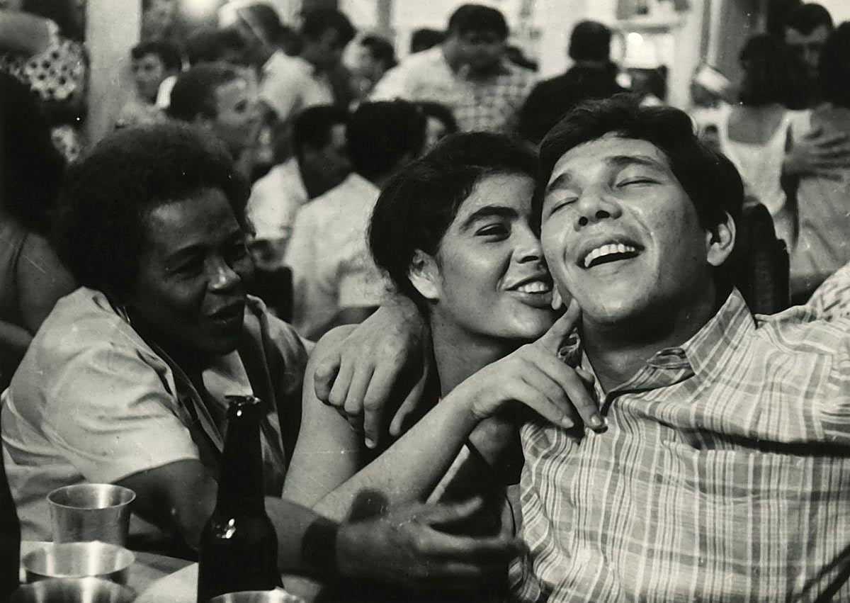 Imagen secundaria 1 - Fotogramas de 'Una árida estación' (arriba), 'Lucía' y 'Yaaba' (abajo).