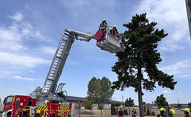 Una de las maniobras ensayadas con la escala.