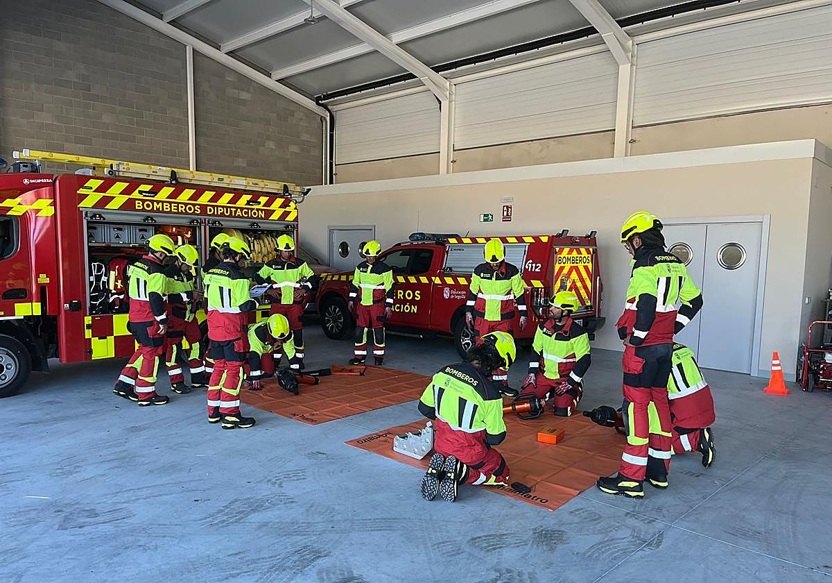 Los cabos-jefes del servicio provincial de extinción de incendios comprueban el material.