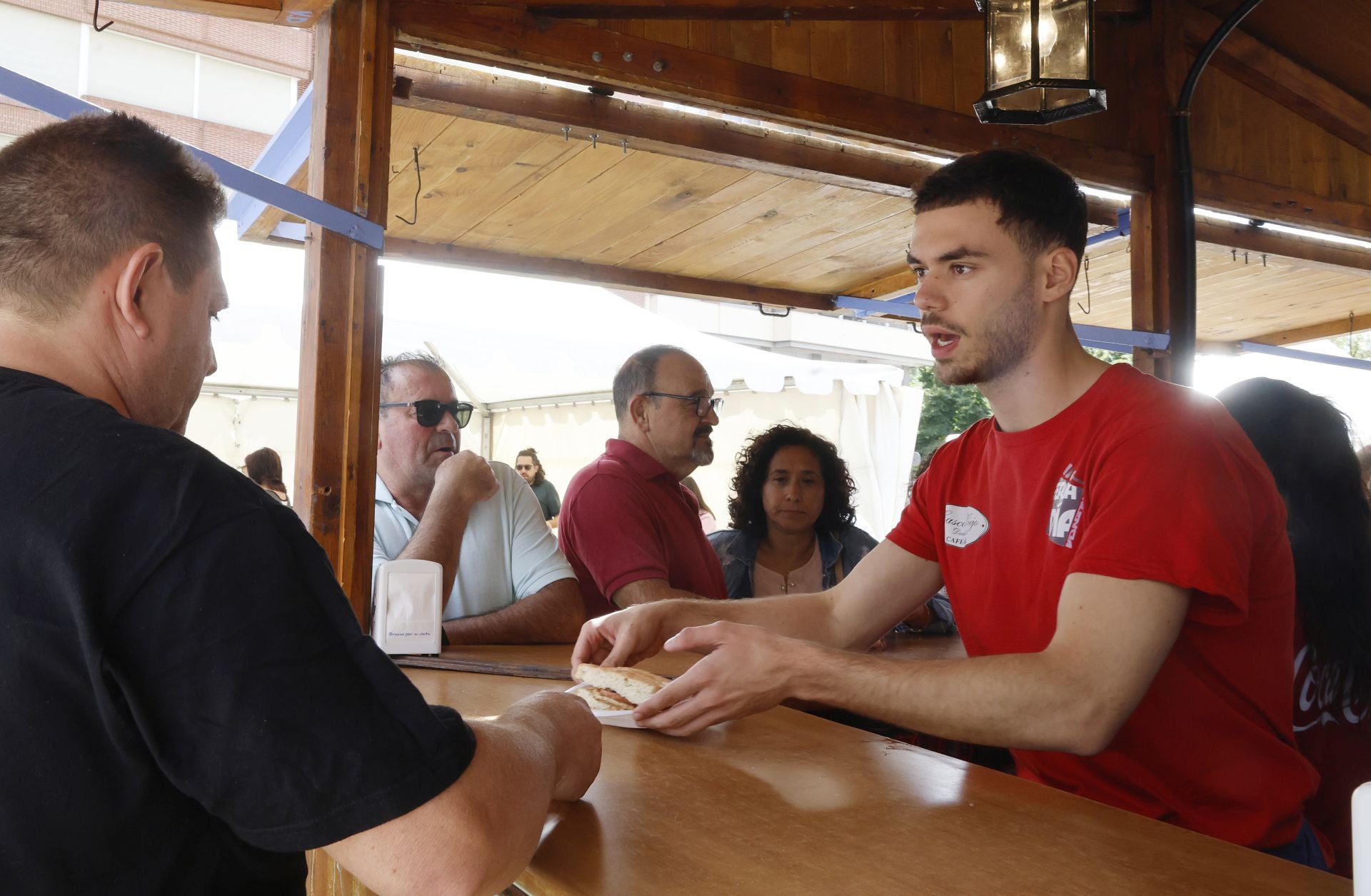 La oferta gastronómica de San Antolín llena las calles de gente