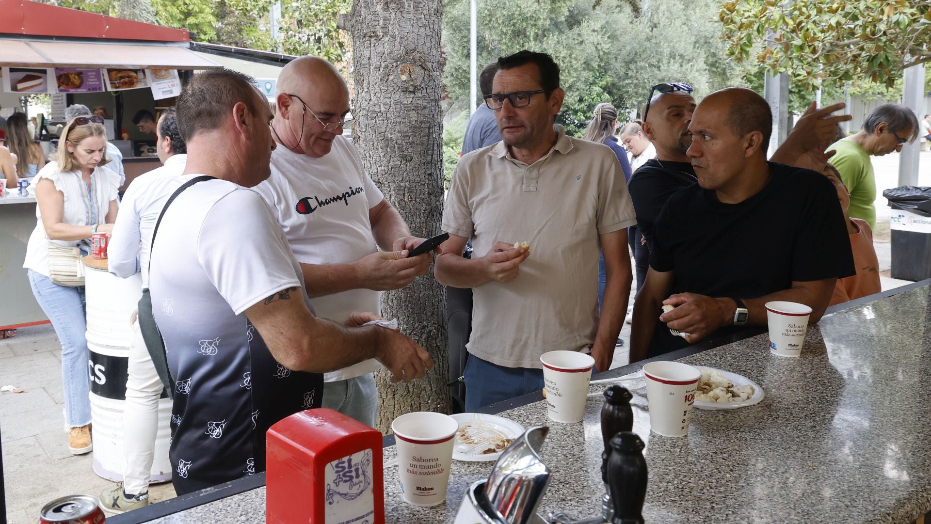 La oferta gastronómica de San Antolín llena las calles de gente