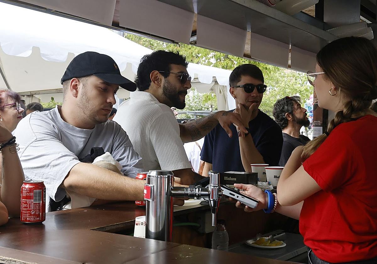 La oferta gastronómica de San Antolín llena las calles de gente