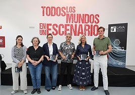Desde la izquierda, María Parrato, otra artista de la compañía, Charo Arconada, Juan Herrero, Irene Carvajal y José Ignacio Uribe.