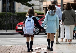 Dos niñas caminan al colegio durante el primer día de clases del curso pasado.