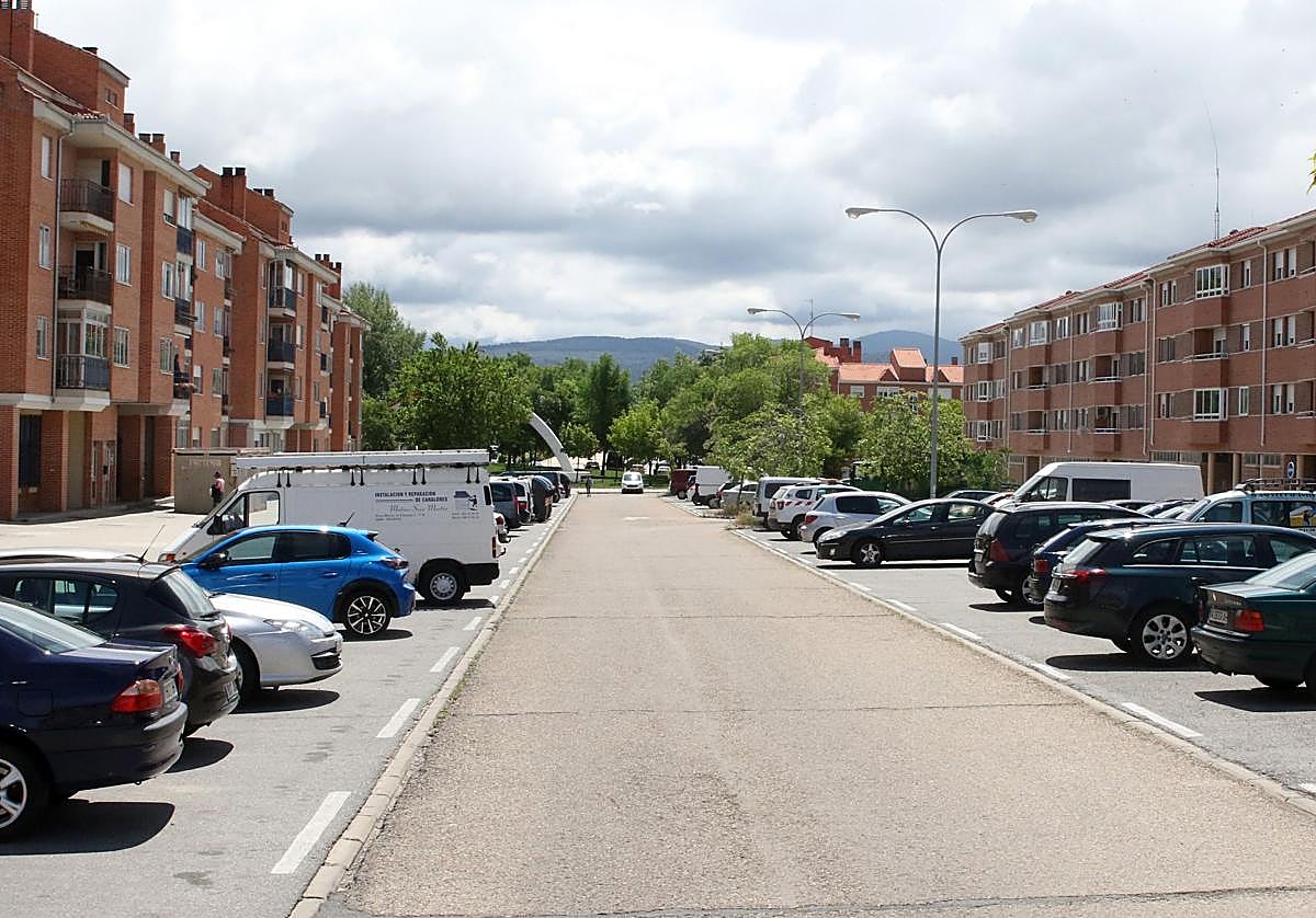 Coches aparcados en la plaza Fernando de Rojas de Nueva Segovia.