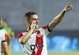 Jorge de Frutos celebra un gol con el Rayo Vallecano.