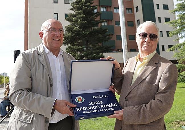 El alcalde entrega una placa a Jesús Redondo.