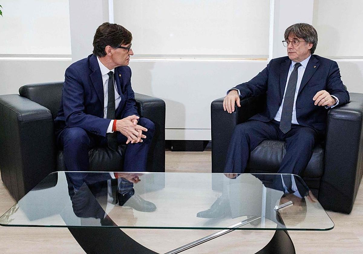 Salvador Illa durante su reunión con Carles Puigdemont.