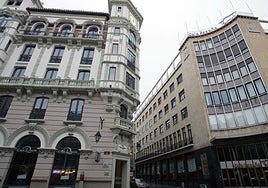 Oficina central de Caja Duero (i) en Palencia, junto a la calle Mayor y frente a ella, la vieja oficina central de Caja Palencia, hoy sucursal de Caja España.