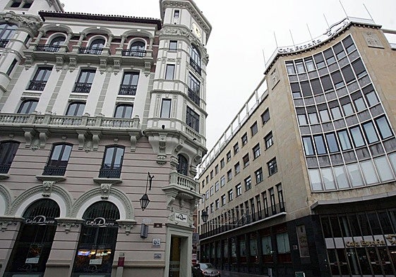 Oficina central de Caja Duero (i) en Palencia, junto a la calle Mayor y frente a ella, la vieja oficina central de Caja Palencia, hoy sucursal de Caja España.