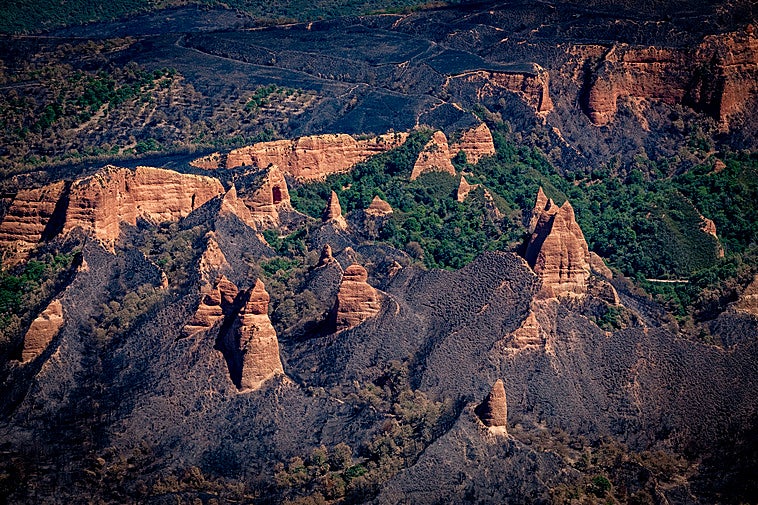 Las Médulas, en el Bierzo, a vista de pájaro tras los incendios.