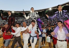 Salida a hombros de los tres matadores del coso de Campos Góticos.