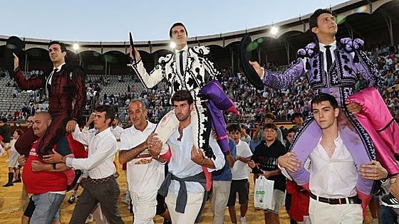El presidente despilfarra orejas y saca a hombros a Talavante, Roca Rey y Tomás Rufo