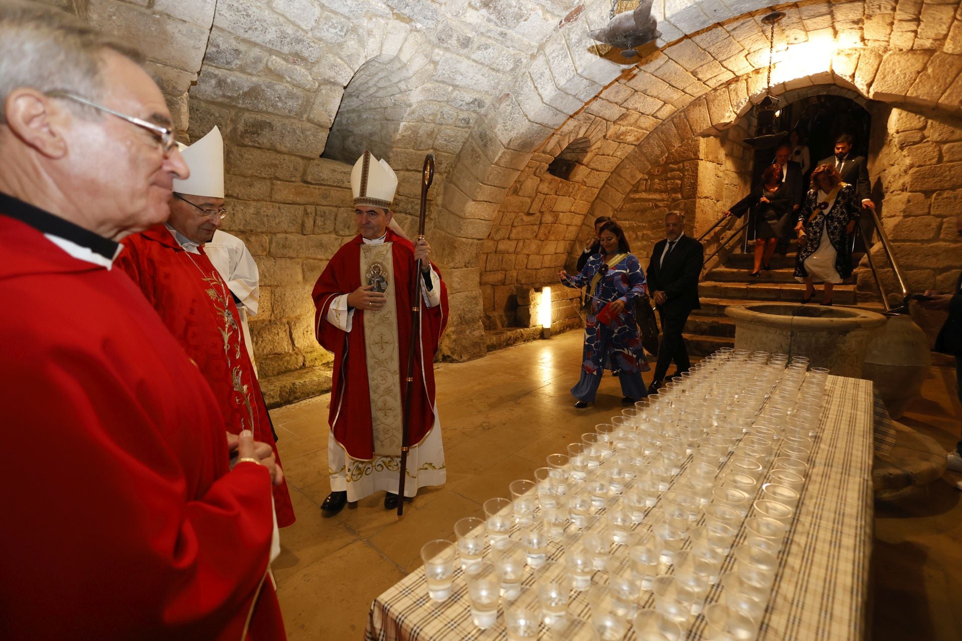 Largas colas para bajar a por el agua bendita a la cripta de San Antolín