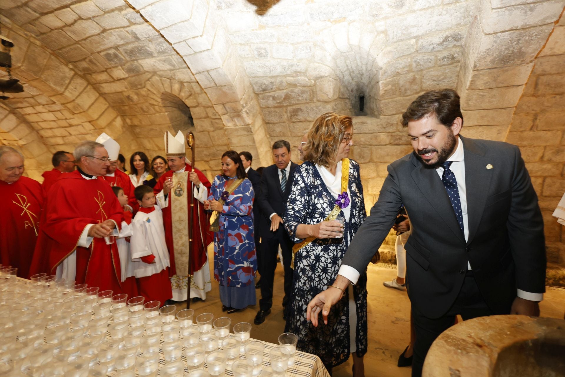 Largas colas para bajar a por el agua bendita a la cripta de San Antolín