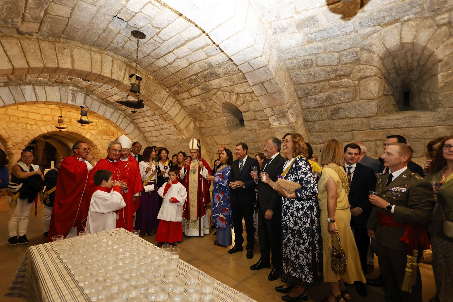 Largas colas para bajar a por el agua bendita a la cripta de San Antolín