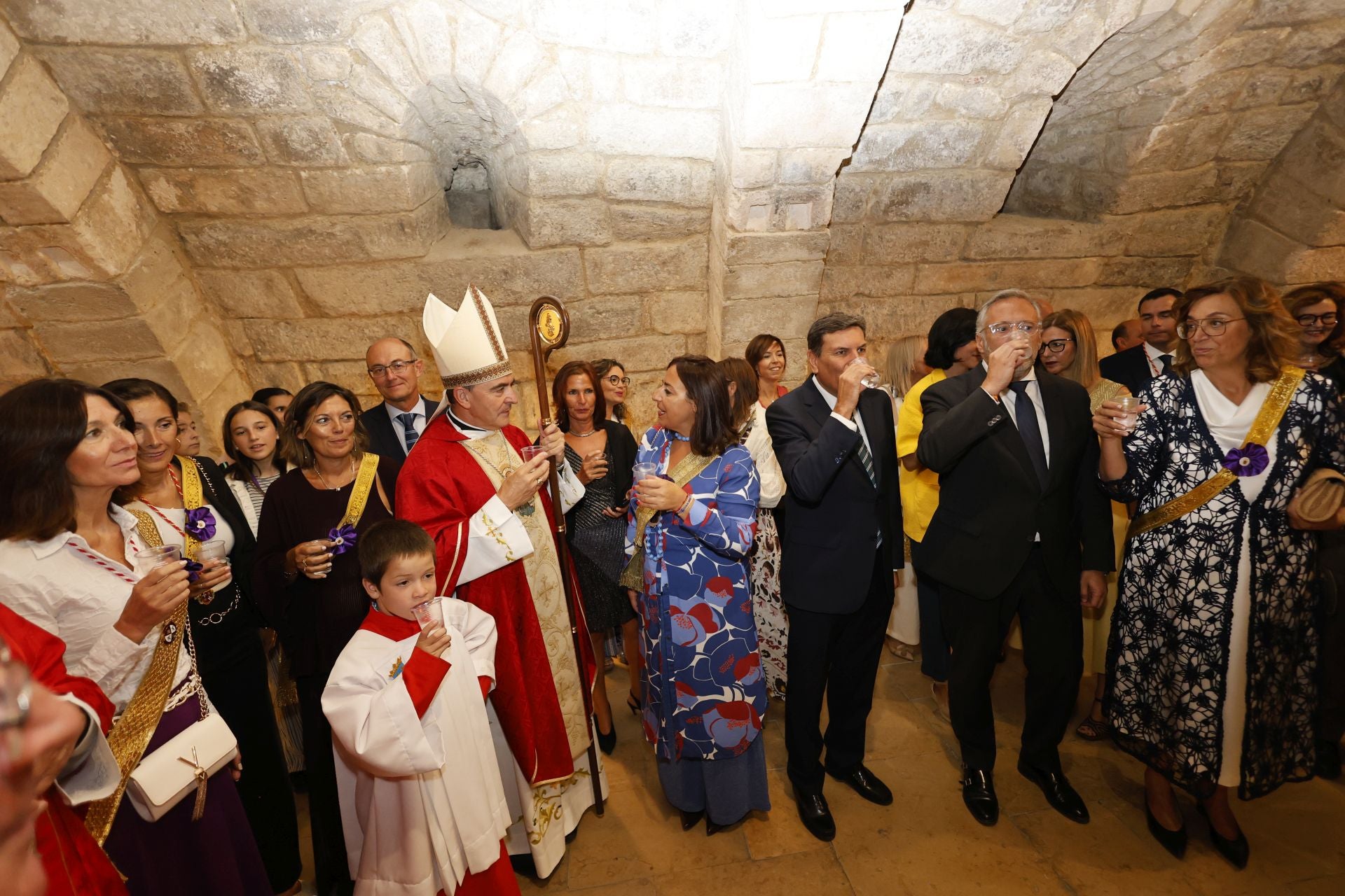 Largas colas para bajar a por el agua bendita a la cripta de San Antolín