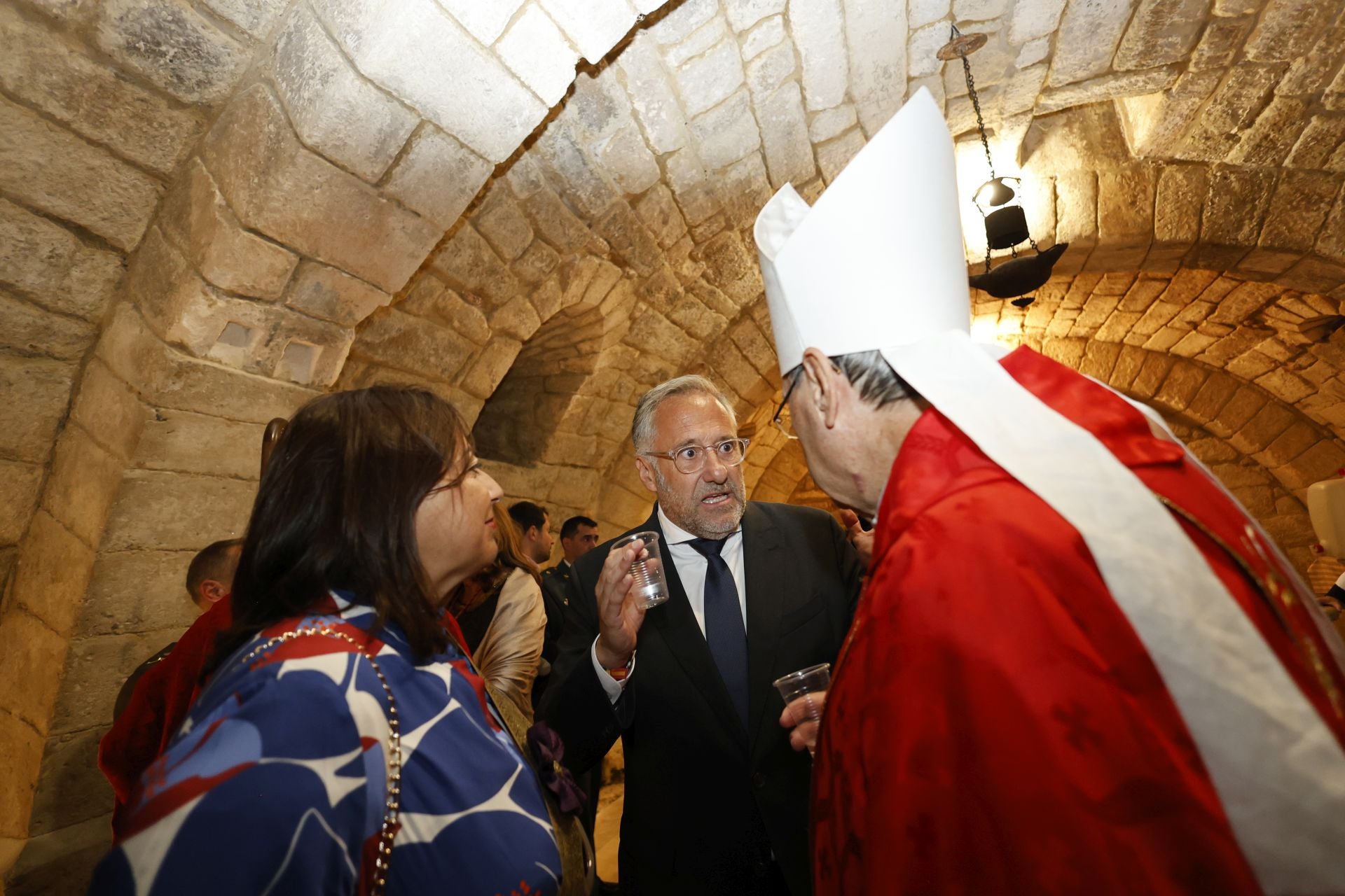 Largas colas para bajar a por el agua bendita a la cripta de San Antolín