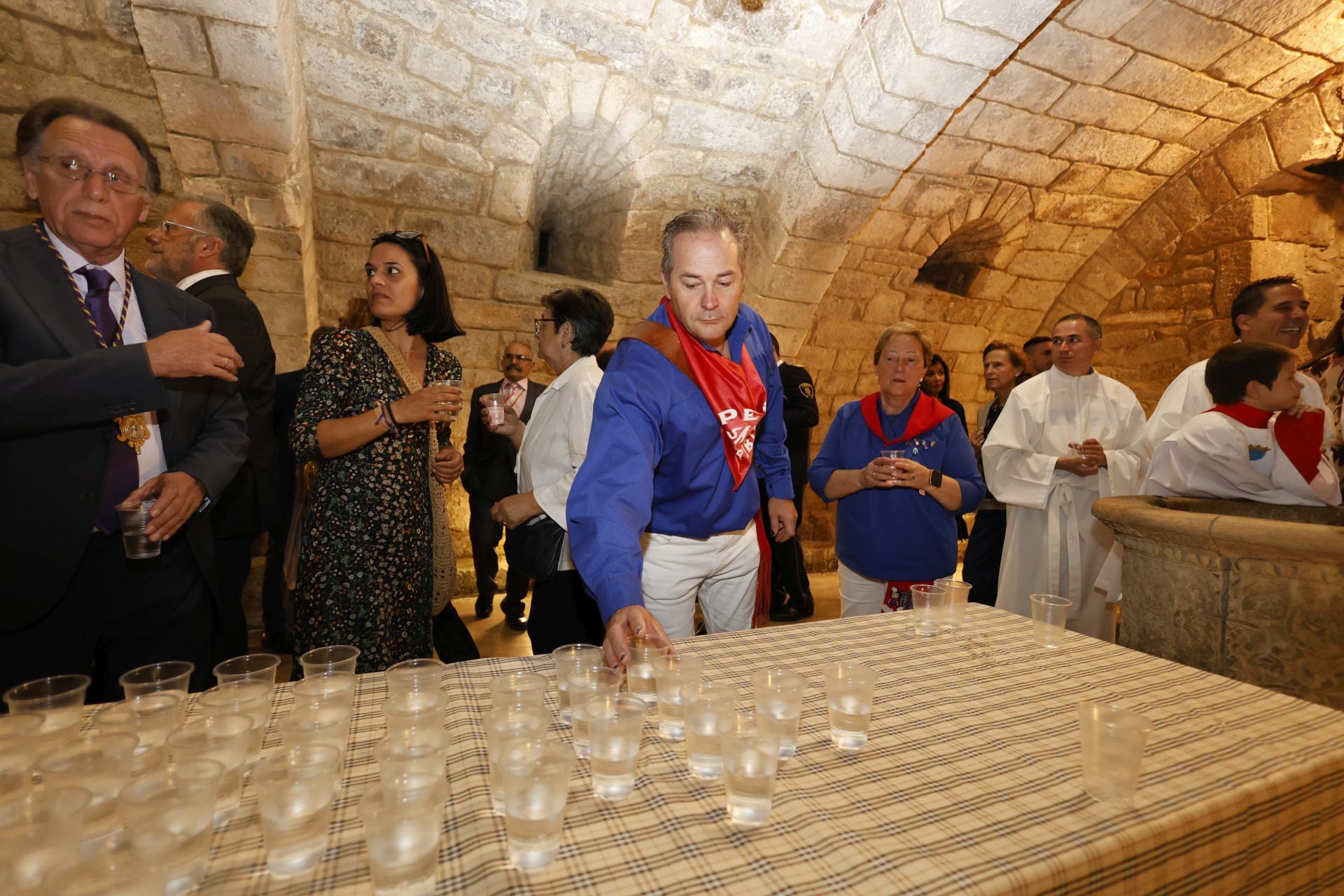 Largas colas para bajar a por el agua bendita a la cripta de San Antolín