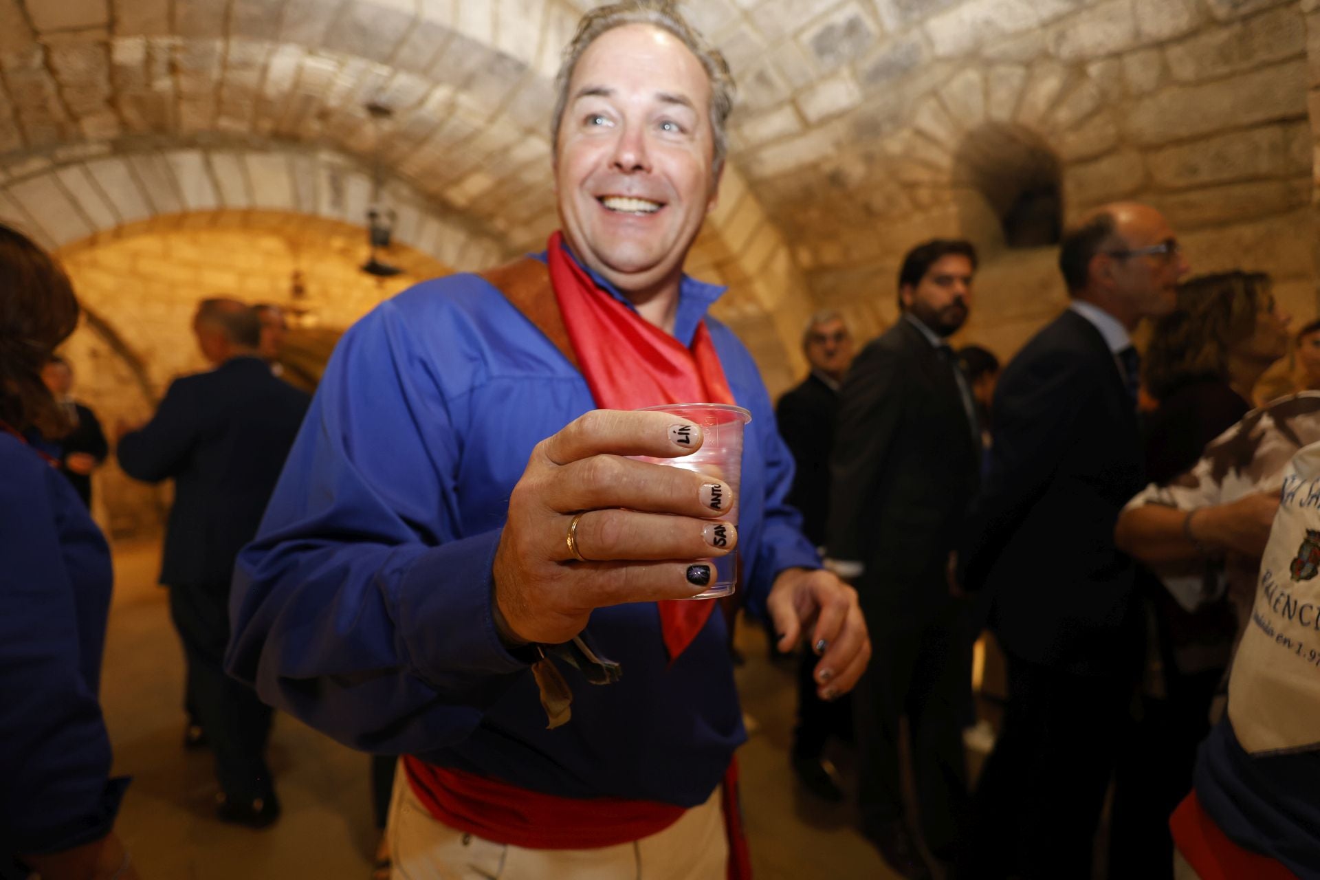 Largas colas para bajar a por el agua bendita a la cripta de San Antolín