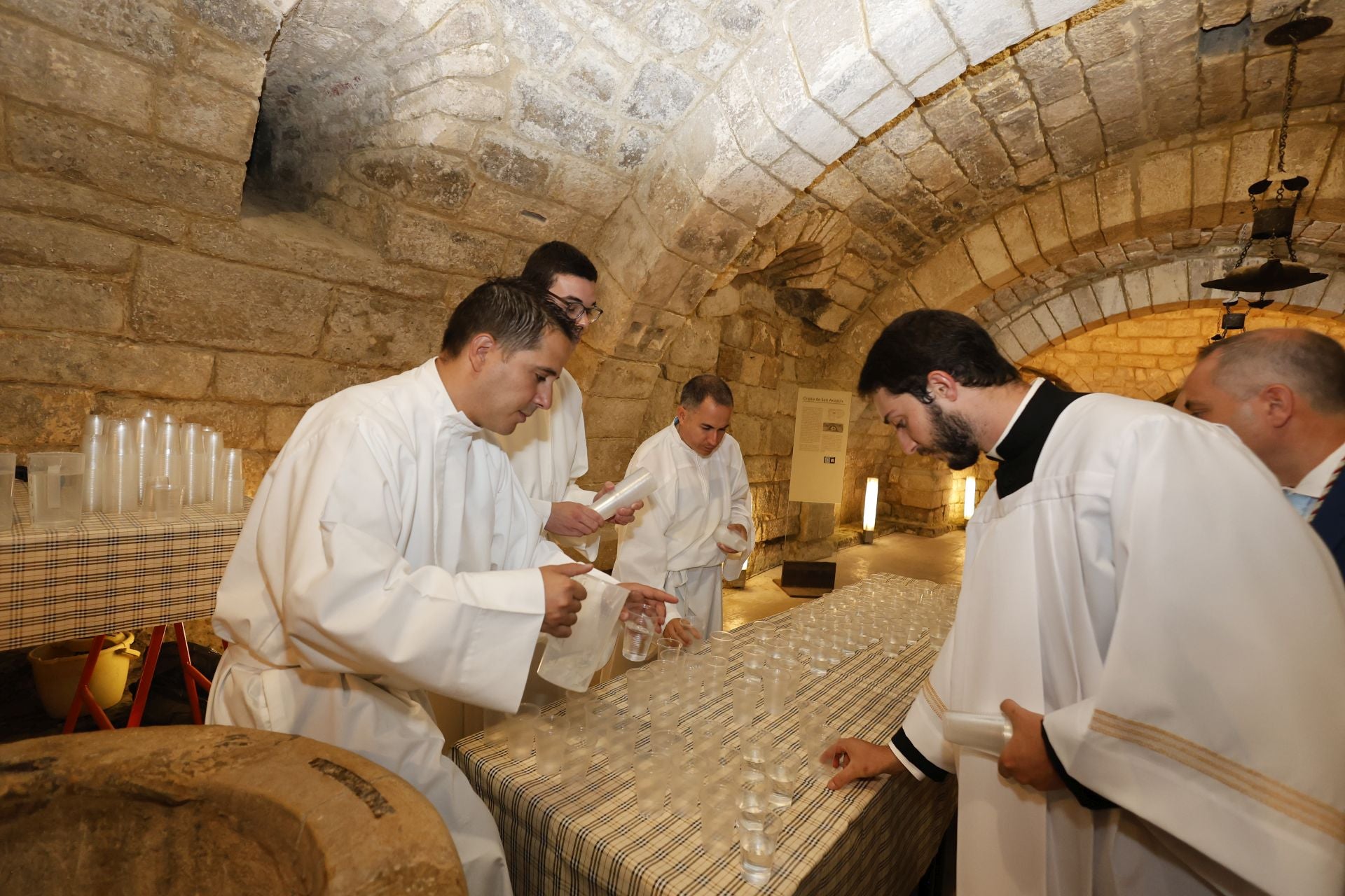 Largas colas para bajar a por el agua bendita a la cripta de San Antolín