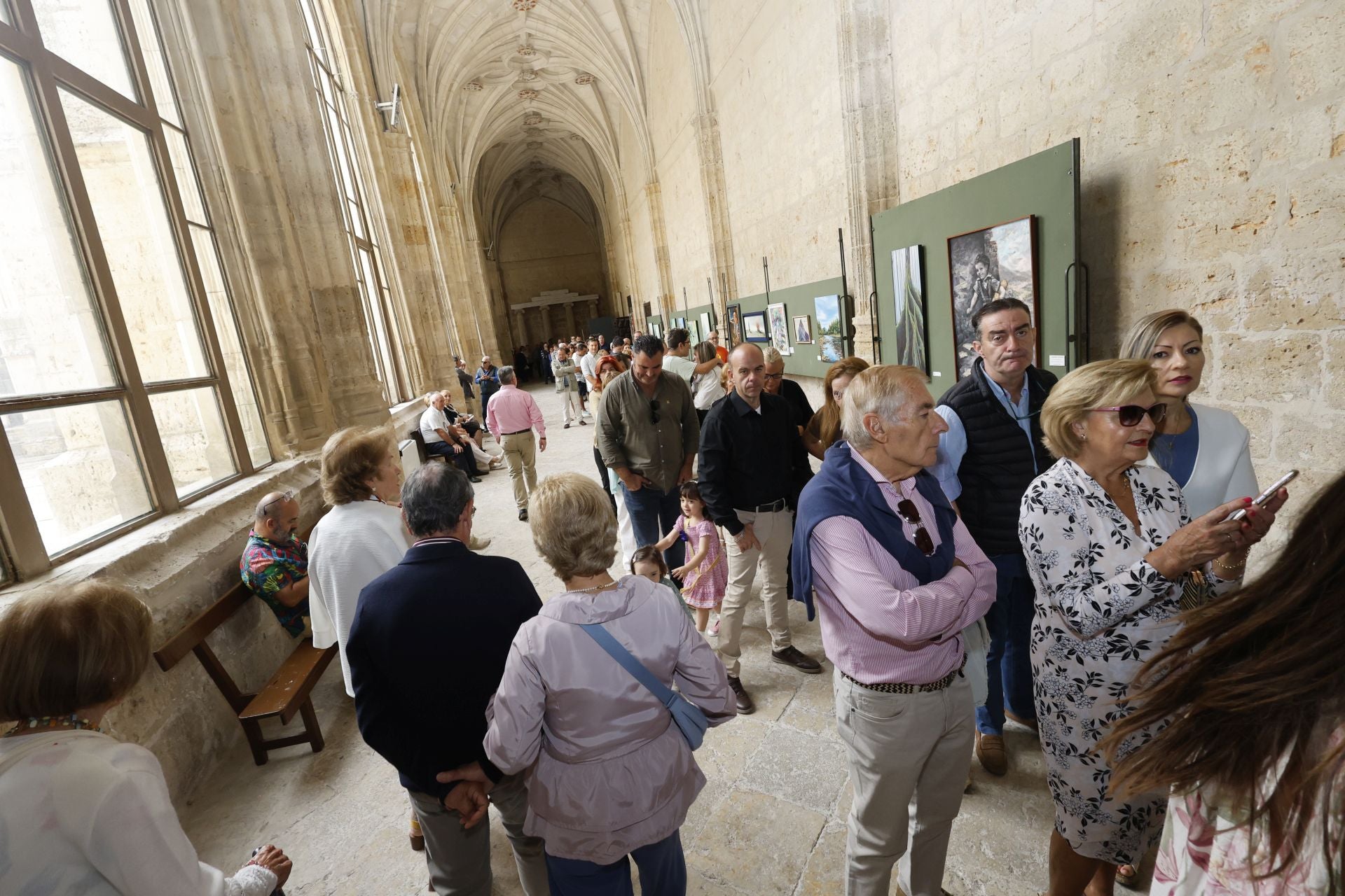 Largas colas para bajar a por el agua bendita a la cripta de San Antolín