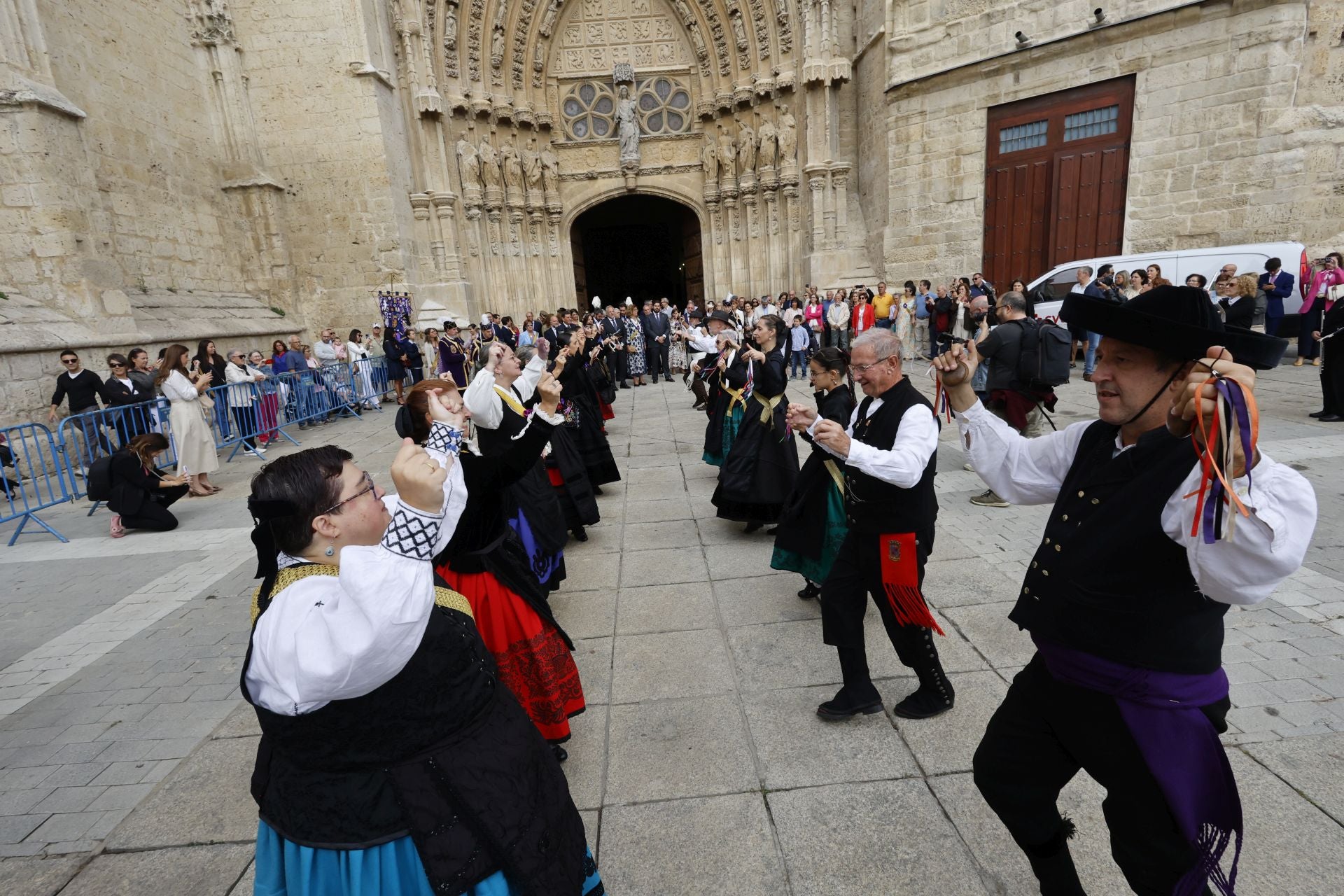 Así ha sido el desfile de los gigantes, cabezudos y peñas hasta la Plaza Mayor