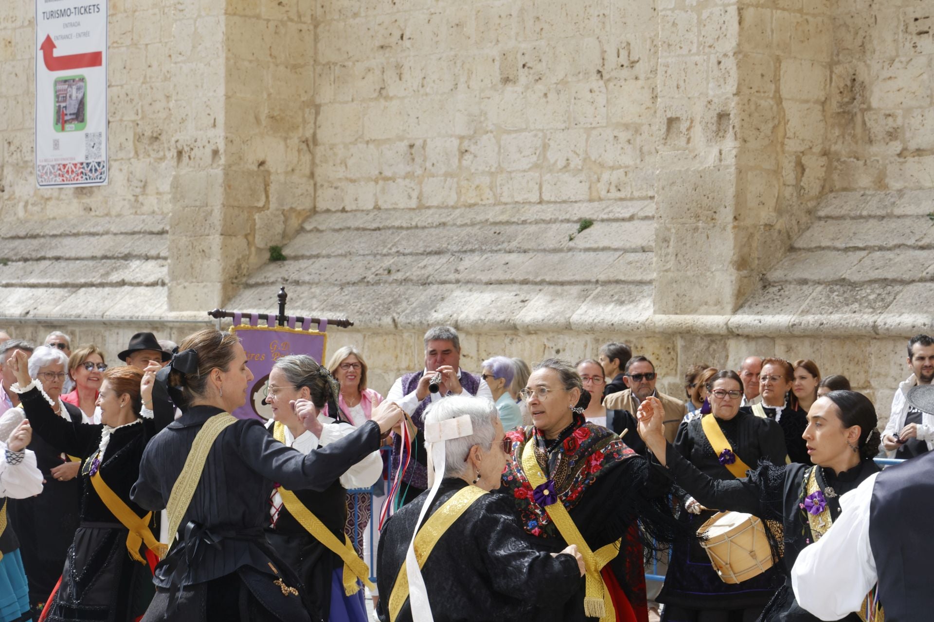 Así ha sido el desfile de los gigantes, cabezudos y peñas hasta la Plaza Mayor