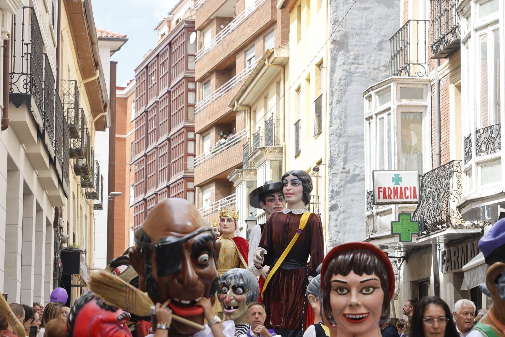 Así ha sido el desfile de los gigantes, cabezudos y peñas hasta la Plaza Mayor
