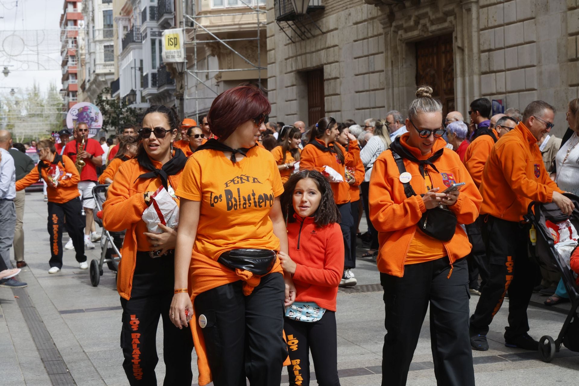 Así ha sido el desfile de los gigantes, cabezudos y peñas hasta la Plaza Mayor