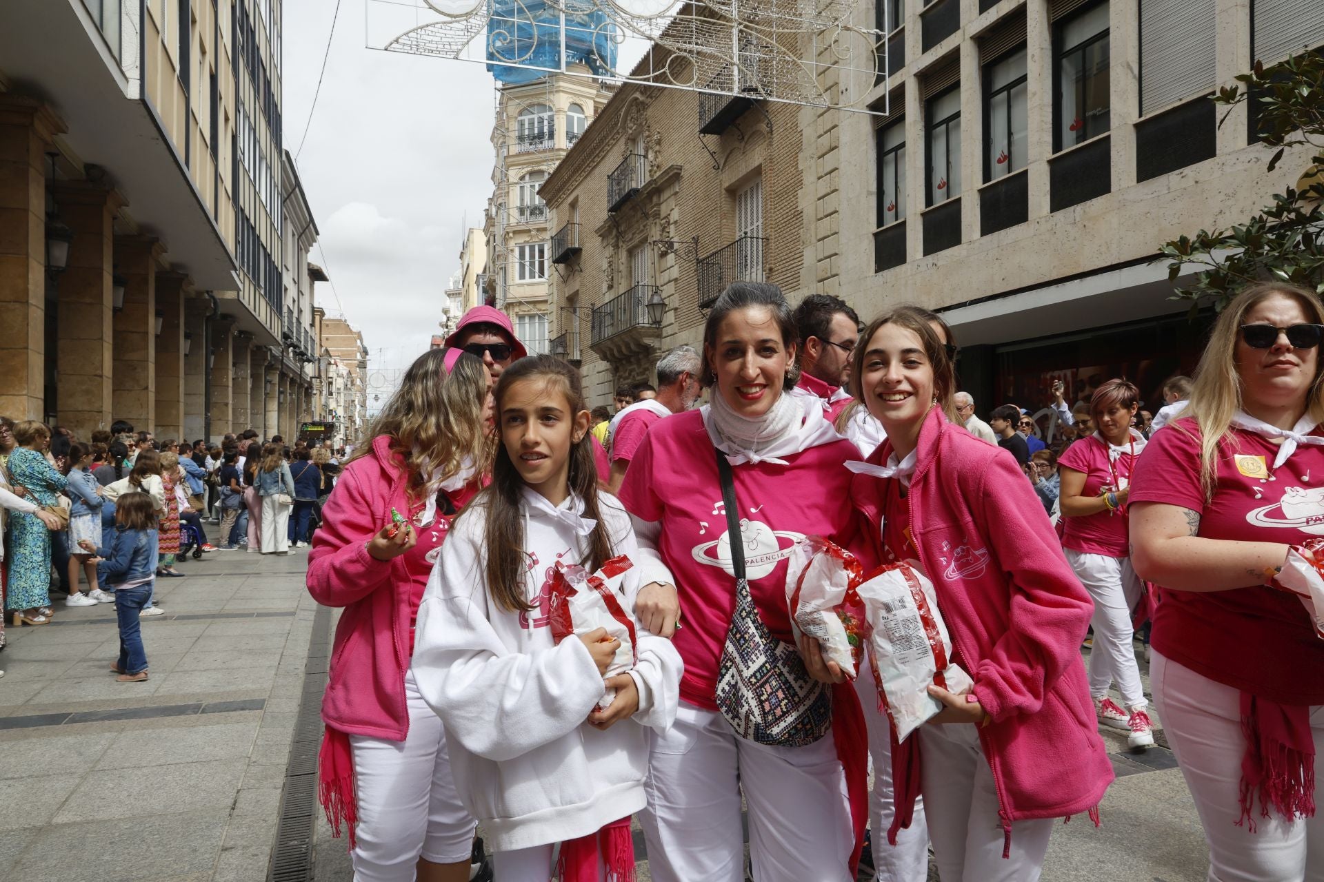 Así ha sido el desfile de los gigantes, cabezudos y peñas hasta la Plaza Mayor