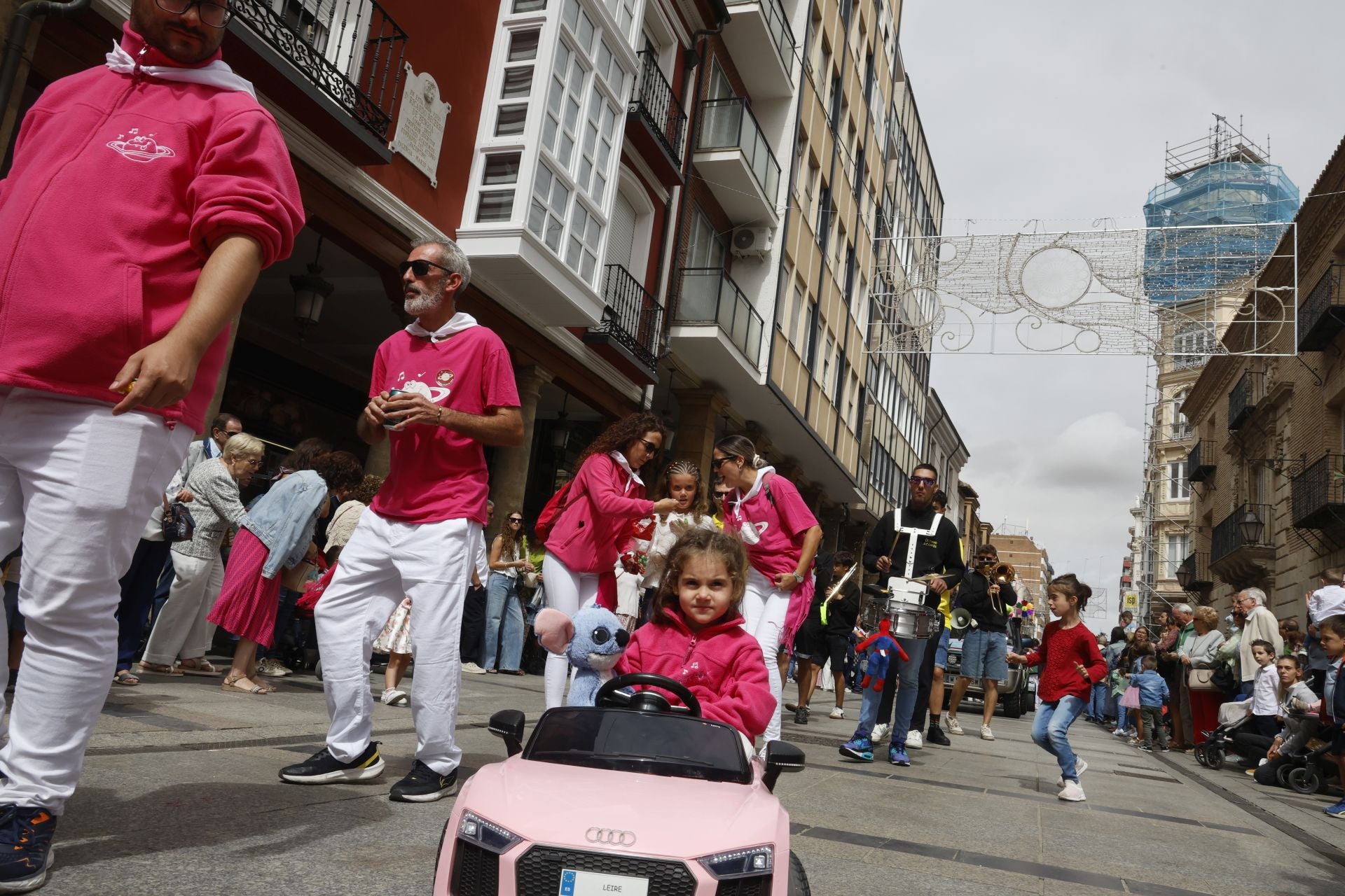 Así ha sido el desfile de los gigantes, cabezudos y peñas hasta la Plaza Mayor
