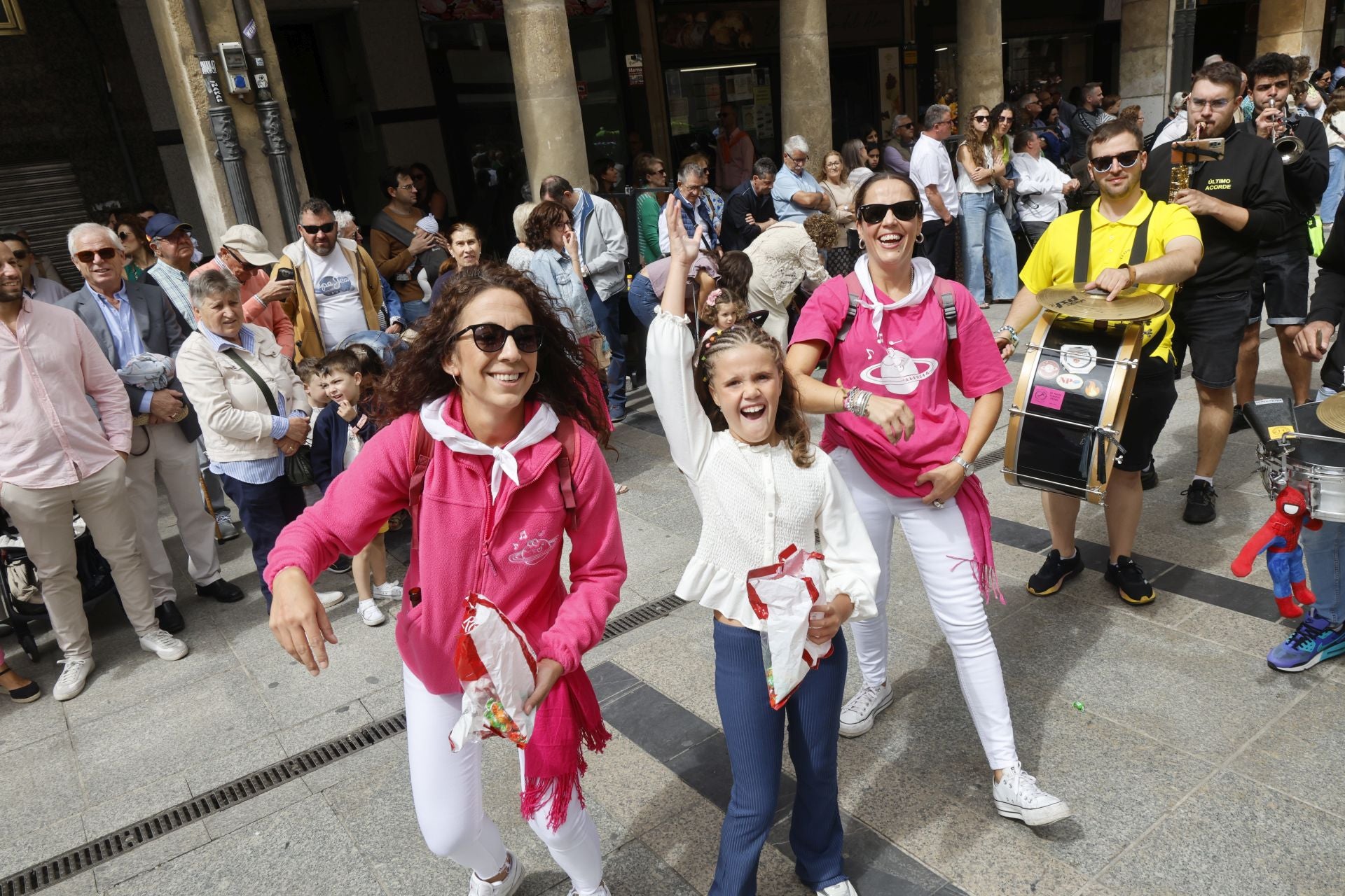 Así ha sido el desfile de los gigantes, cabezudos y peñas hasta la Plaza Mayor