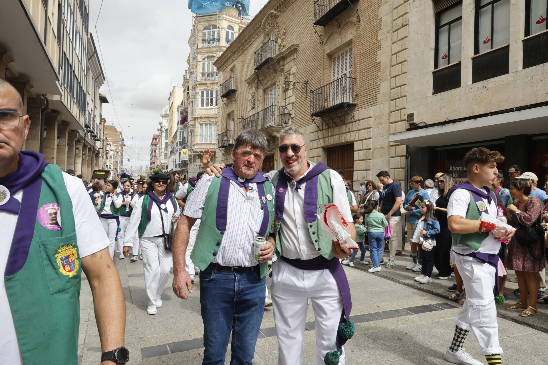 Así ha sido el desfile de los gigantes, cabezudos y peñas hasta la Plaza Mayor